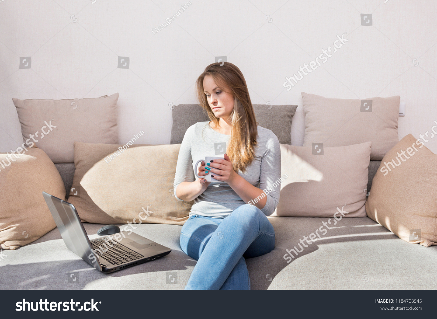 Девушка в джинсах на диване