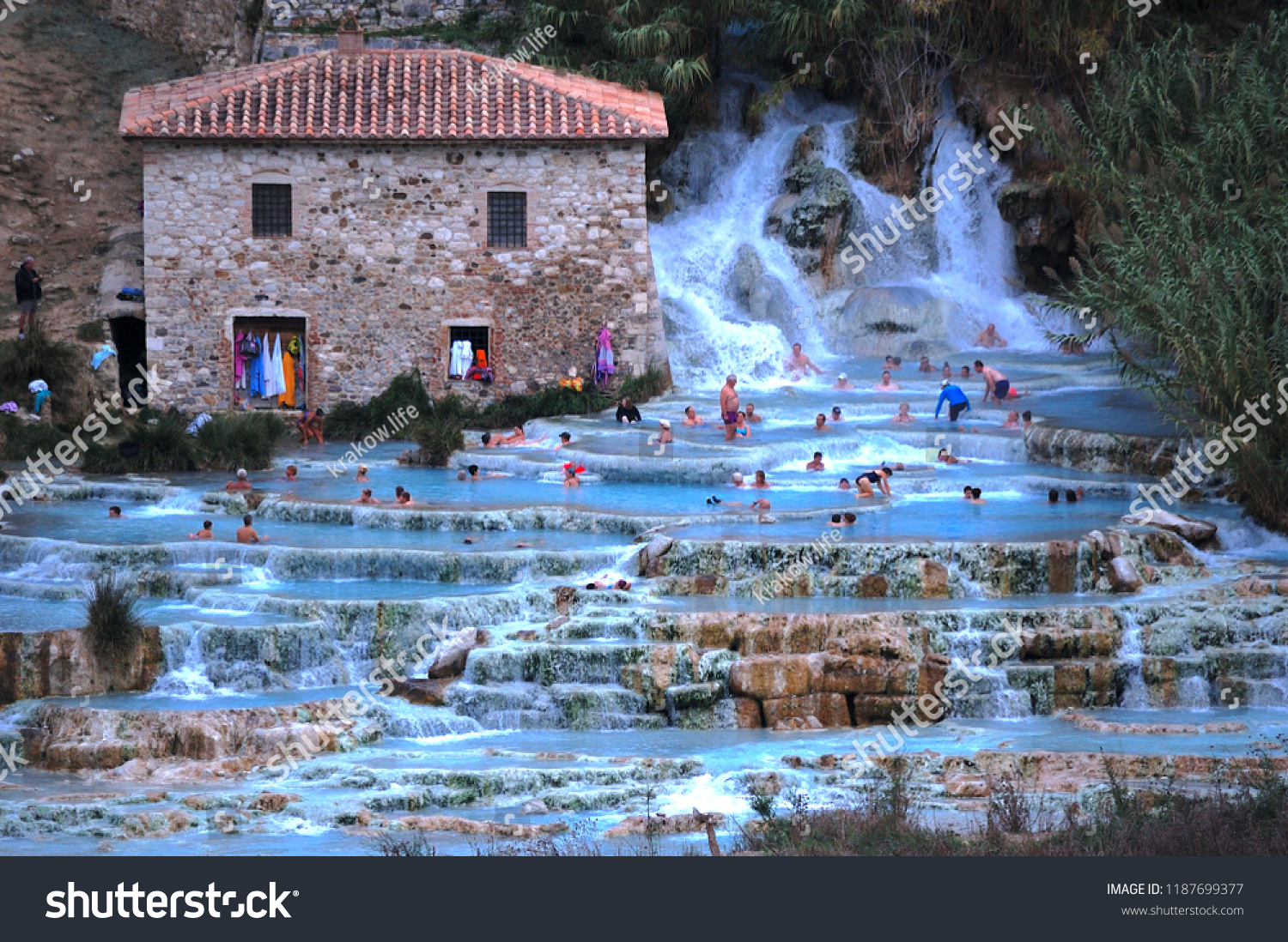 Источники италии. Сатурния Тоскана Италия. Terme di Saturnia Италия. Сатурния Тоскана термальные источники. Бассейны Терме ди Сатурния.