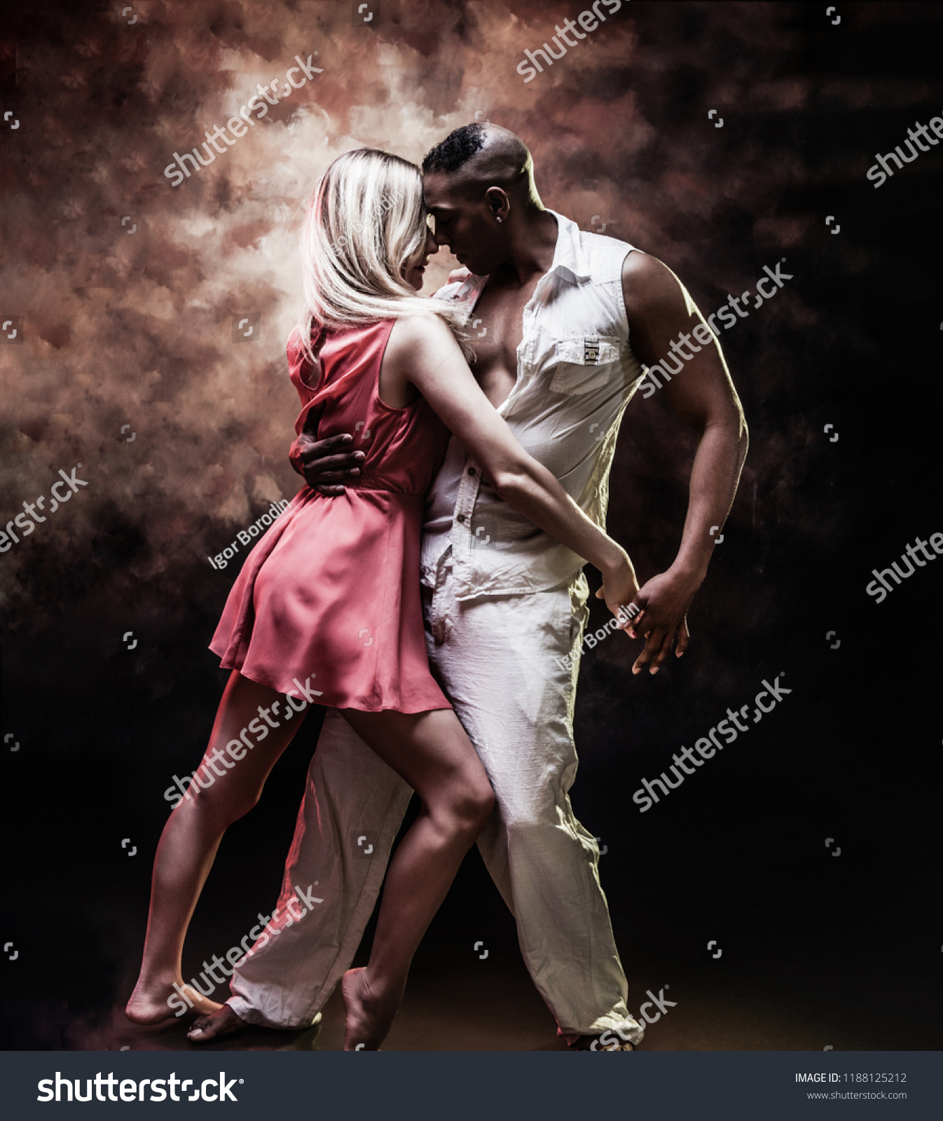 Jóvenes Y Sexys Bailes En Salsa Foto De Stock 1188125212 Shutterstock