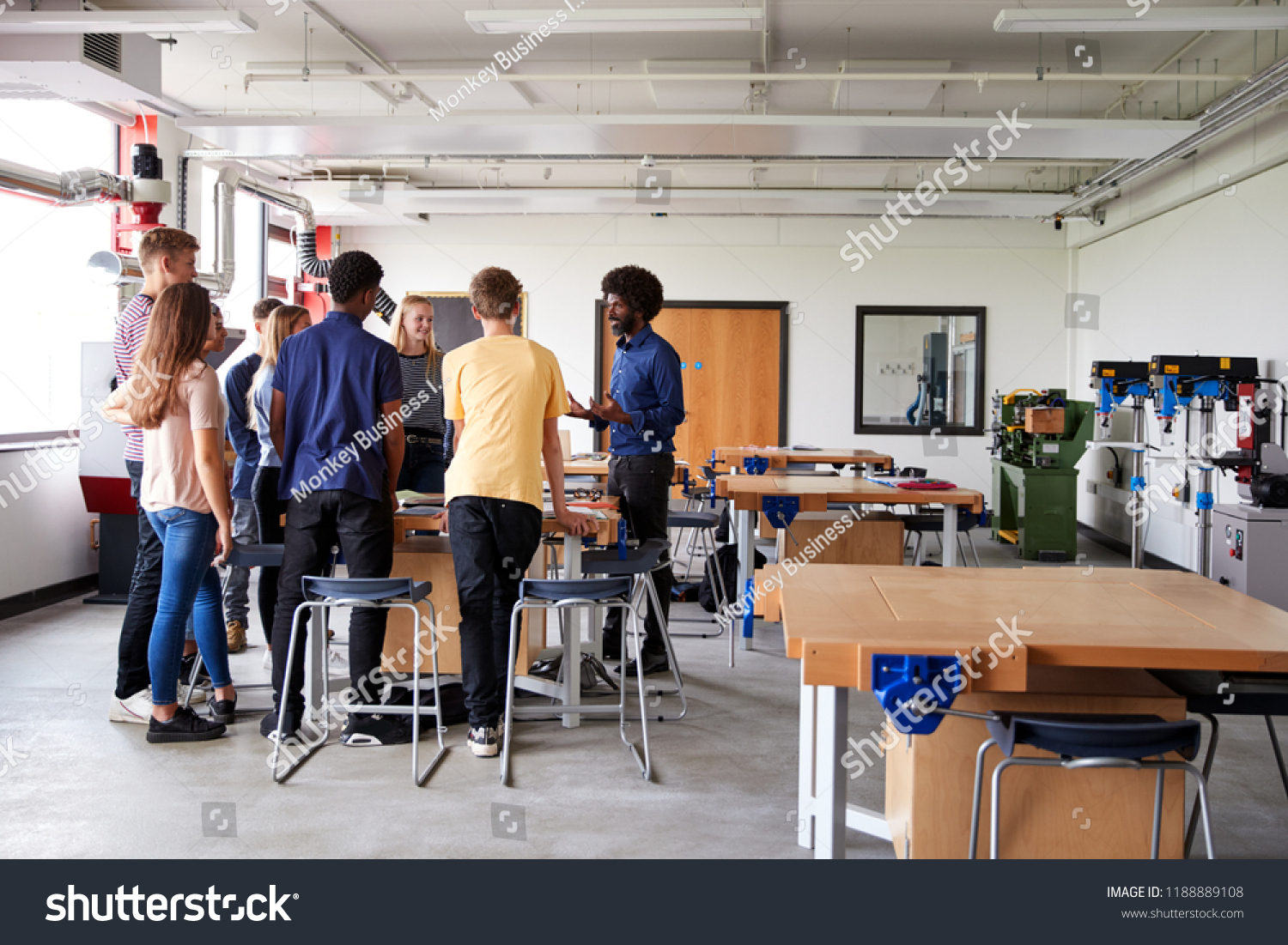 高中生一起走进大学大楼的后视图库存照片11 Shutterstock