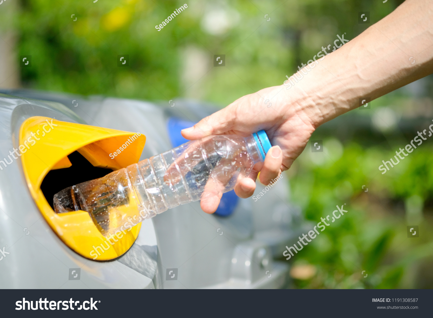 Please Dispose Plastic Bottle Into Tank Foto Stok 1191308587 | Shutterstock