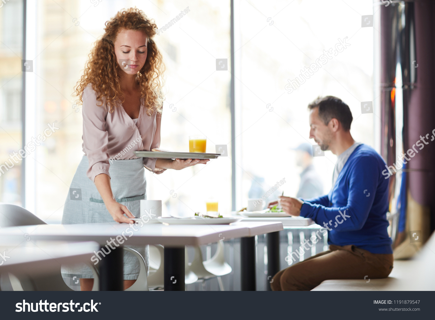 Доверчивый растущий вытрите стол. Девушка берет со стола. Официант убирает со стола. Девочка унесла посуду со столов. Кладет тарелку на стол официантка.