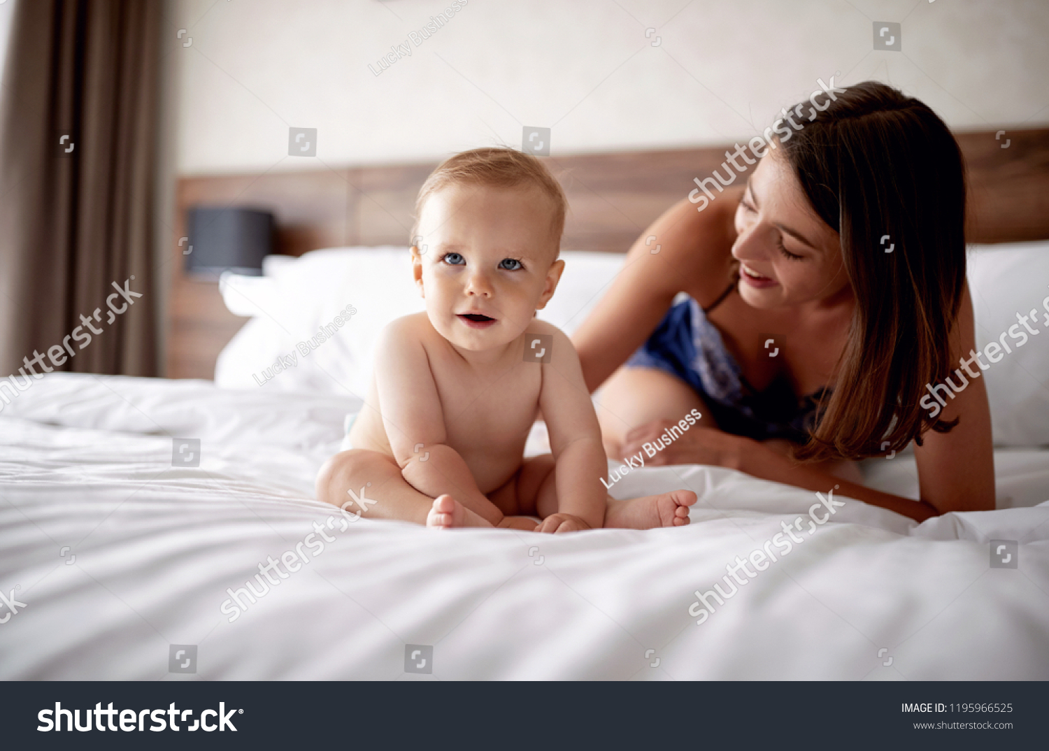 Молодые мамы в постели