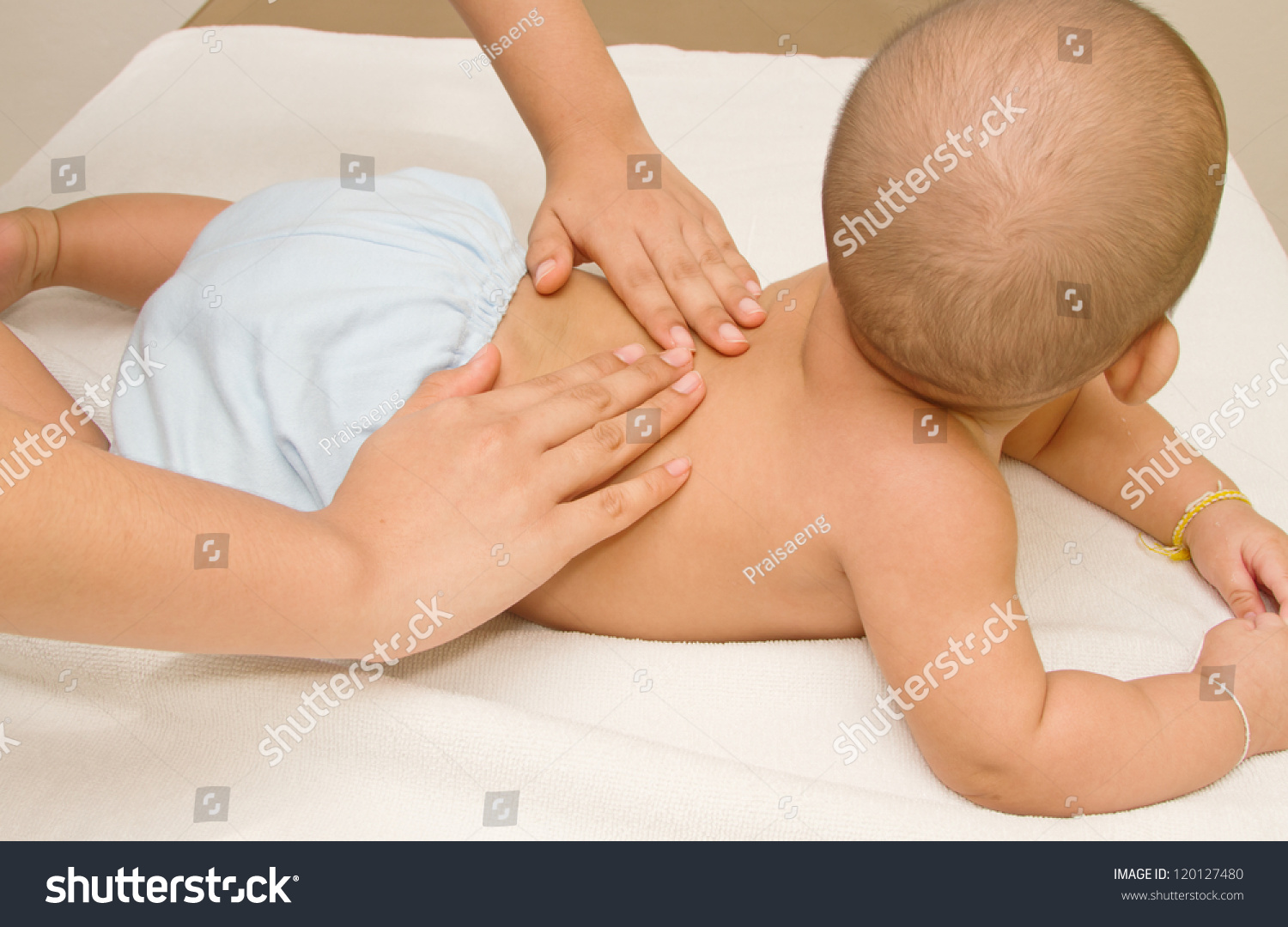 Массаж маме. Массаж животика новорожденному. Массаж грудному ребенку. Детский массаж живота девочке.