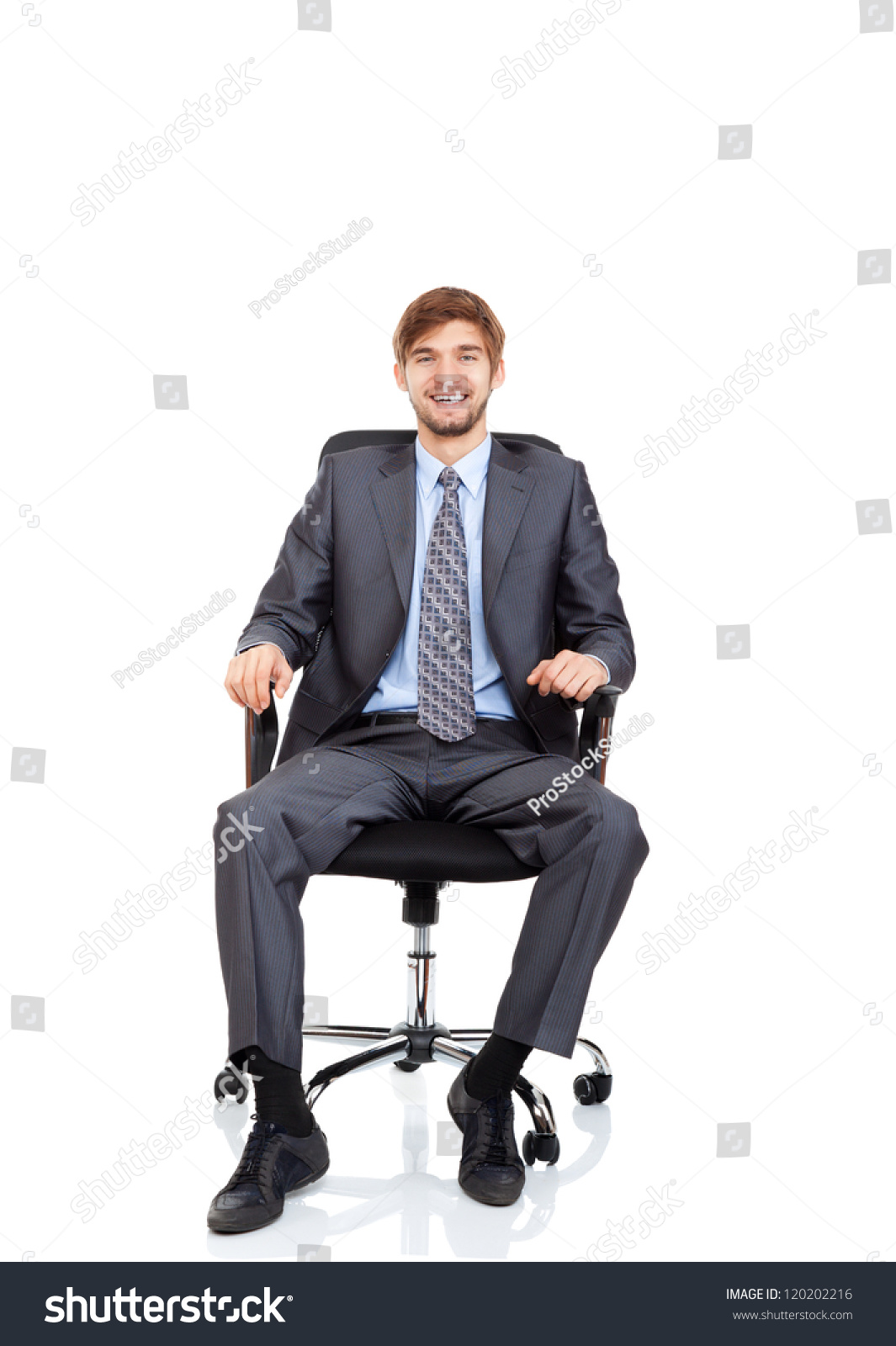 Бизнесмен сидит в кресле