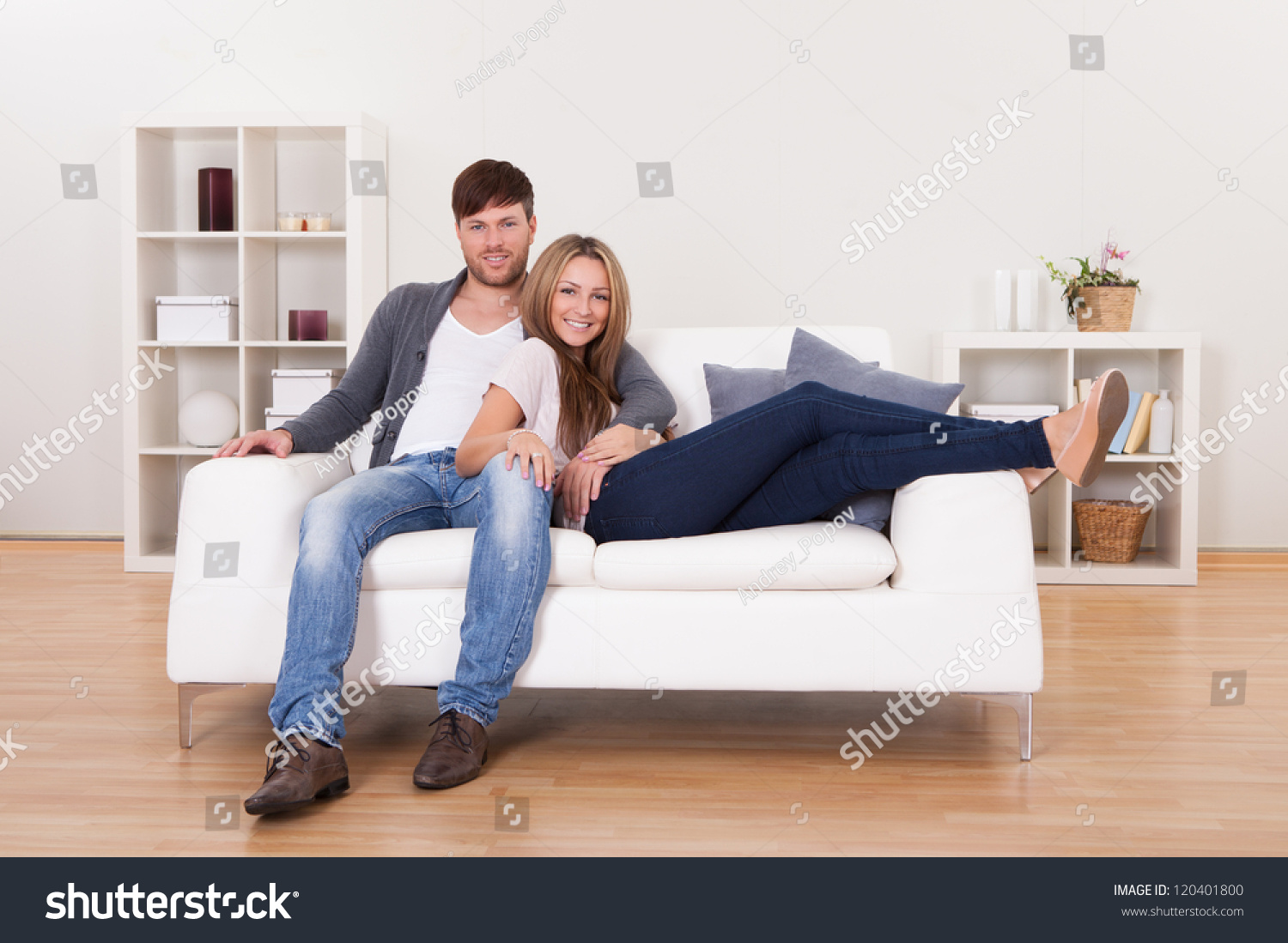 Мужчина и женщина на диване