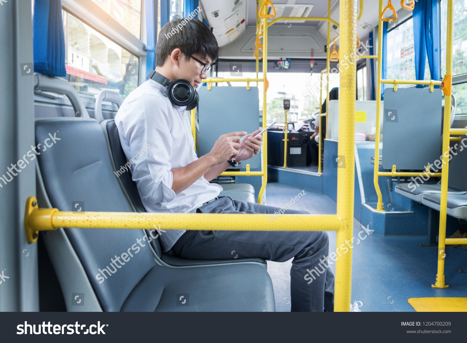 Человек сидит в автобусе