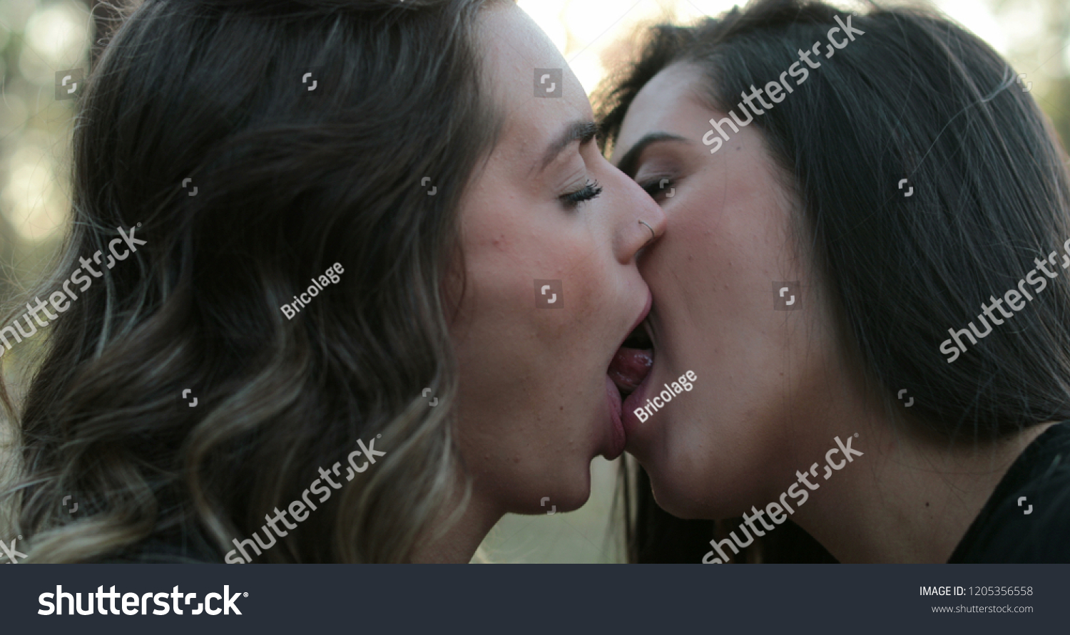 лесби целуются на людях фото 50