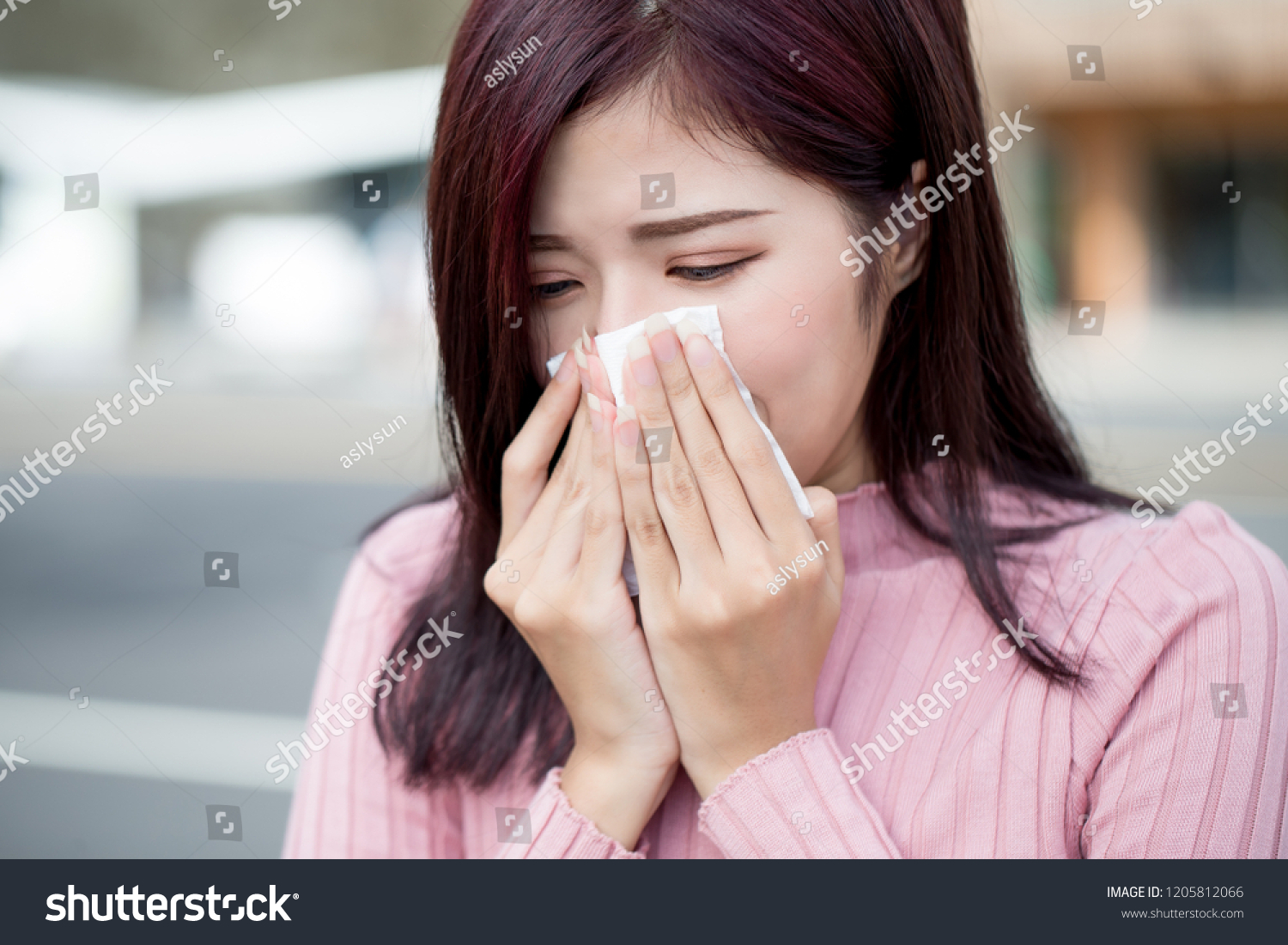 街でくしゃみを感じ 仮面をかぶる女性写真素材 Shutterstock