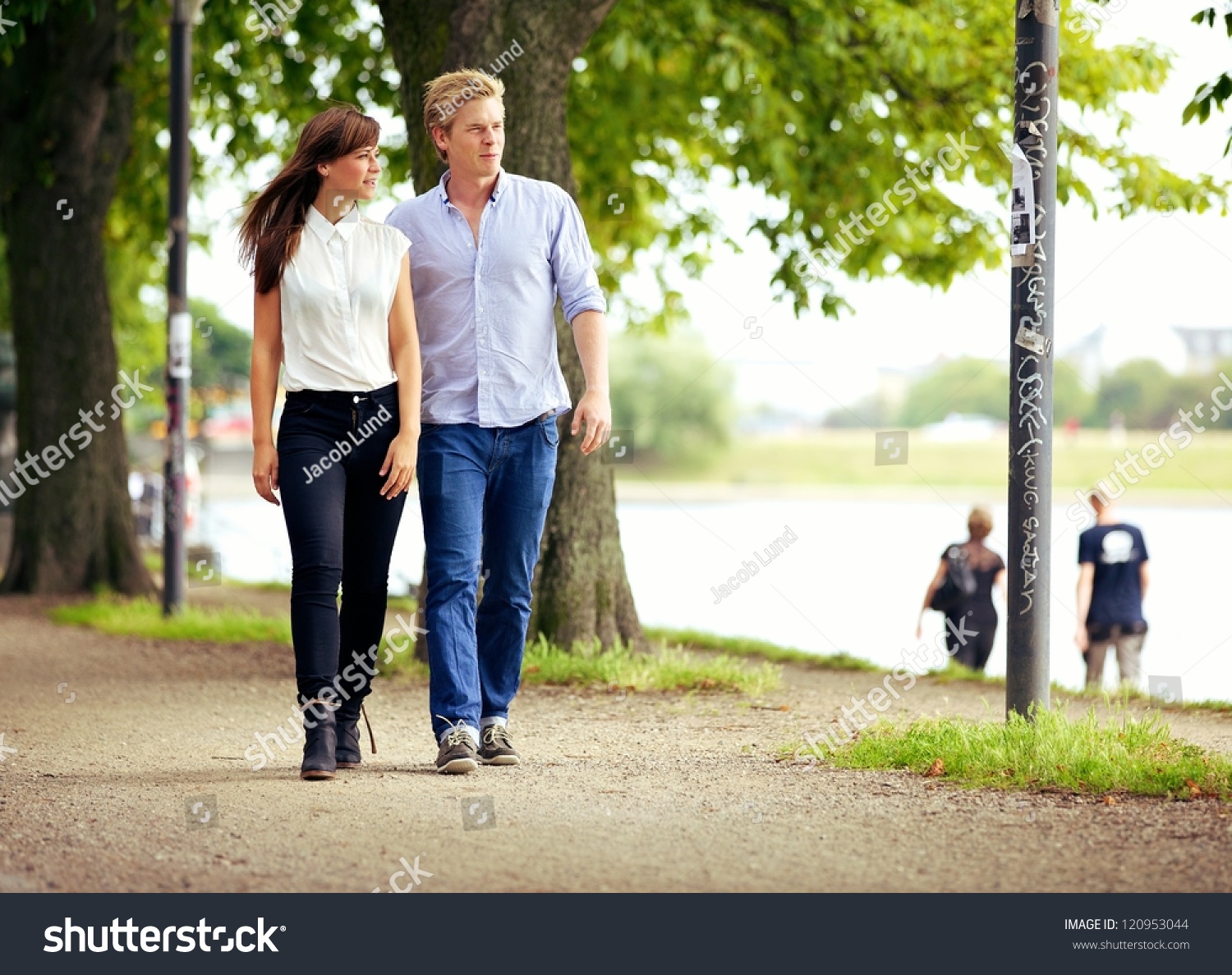 Парень и девушка гуляют