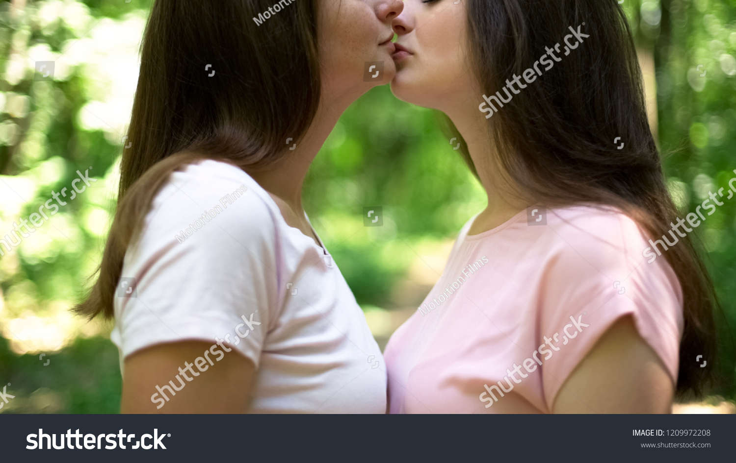 Lesbians Maiking Out