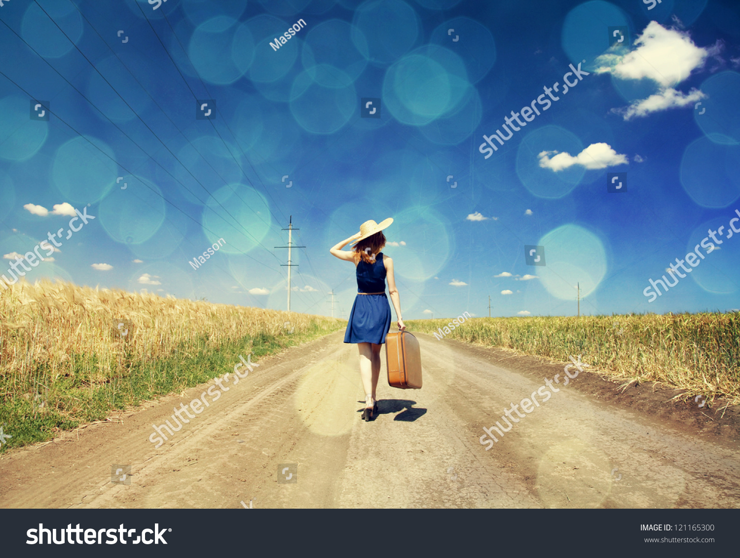 Девушка с чемоданом на проселочной дороге