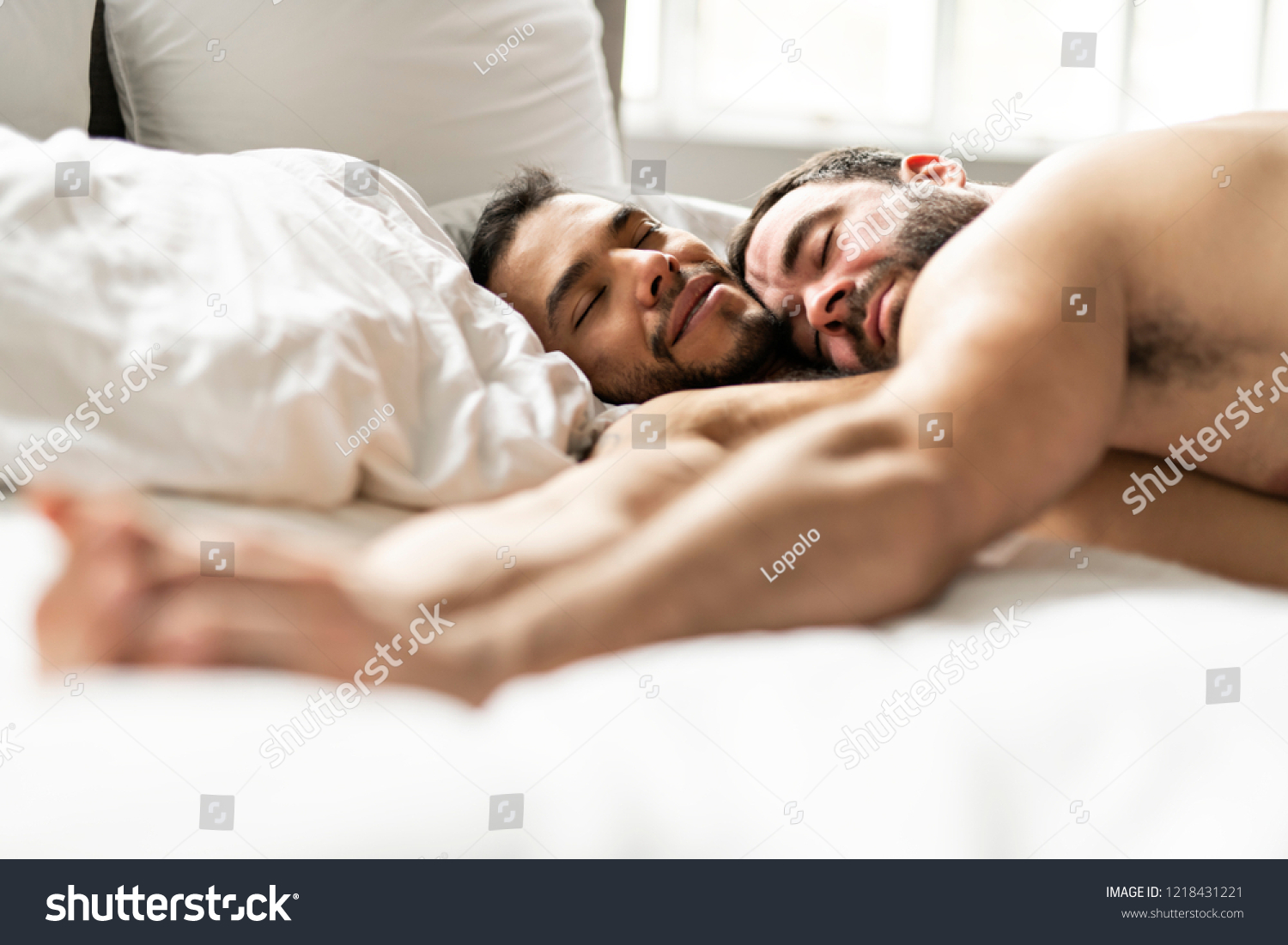 что делают голые парни в кровати фото 117
