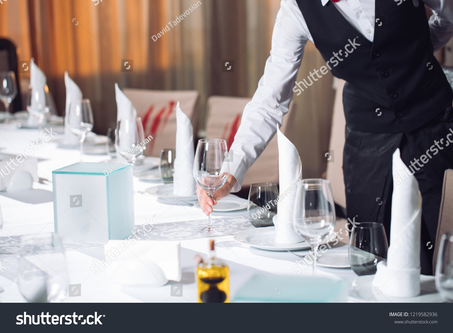 сервировка стола в ресторане для официантов