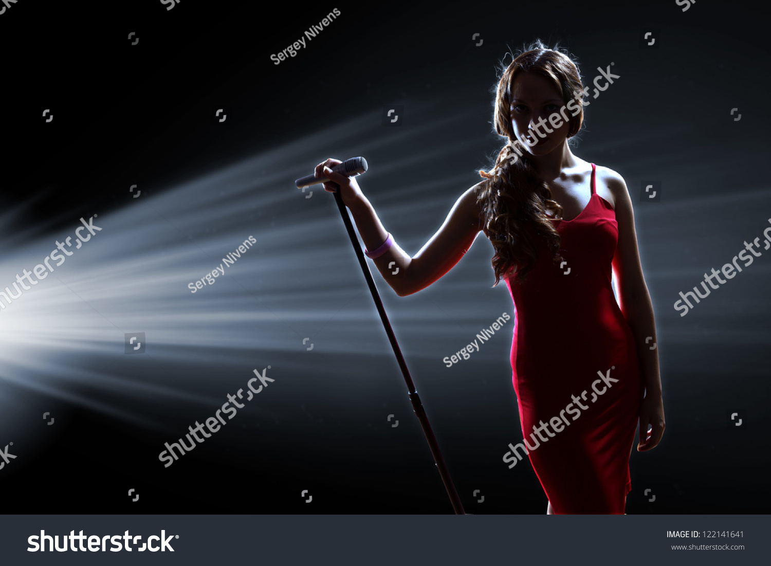 Девушка певица на сцене