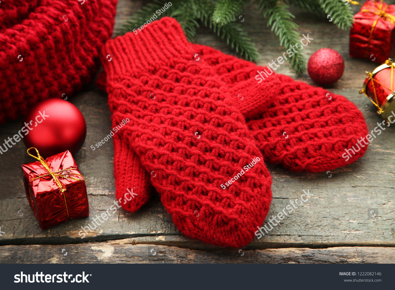 red christmas gloves