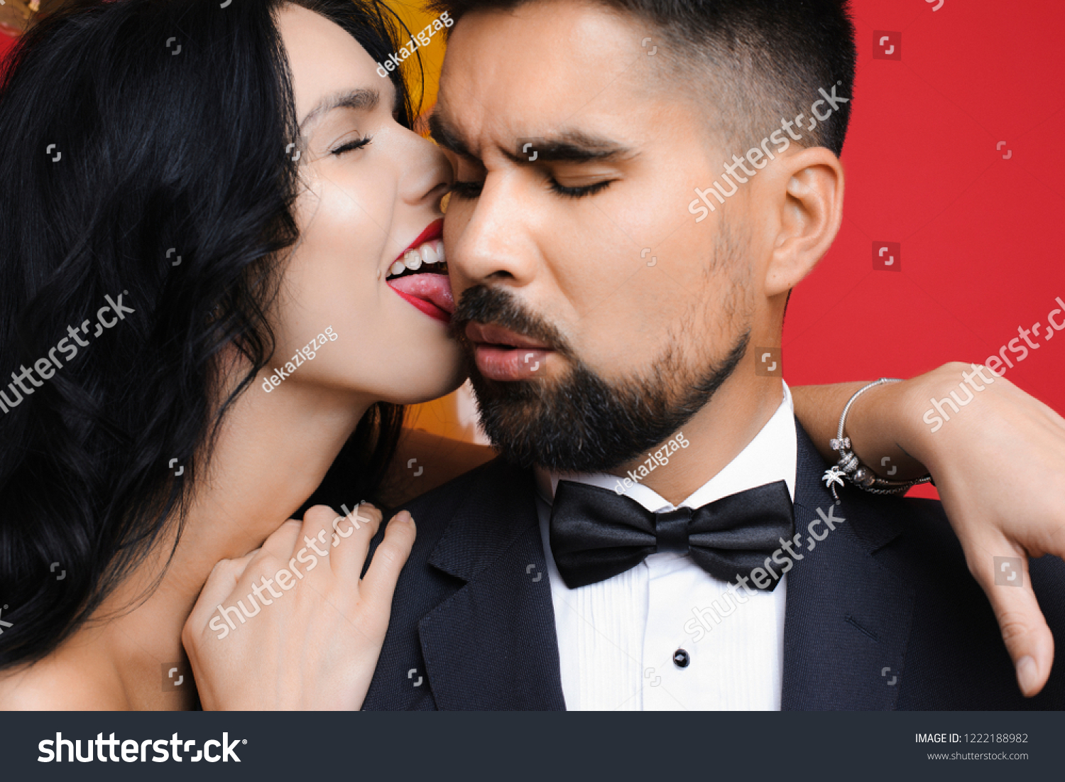 Female lick male. Женщина облизывает щеку мужчине. Парень облизывает щеку. Лизнуть щеку парню. Мужик лижет девушке лицо.