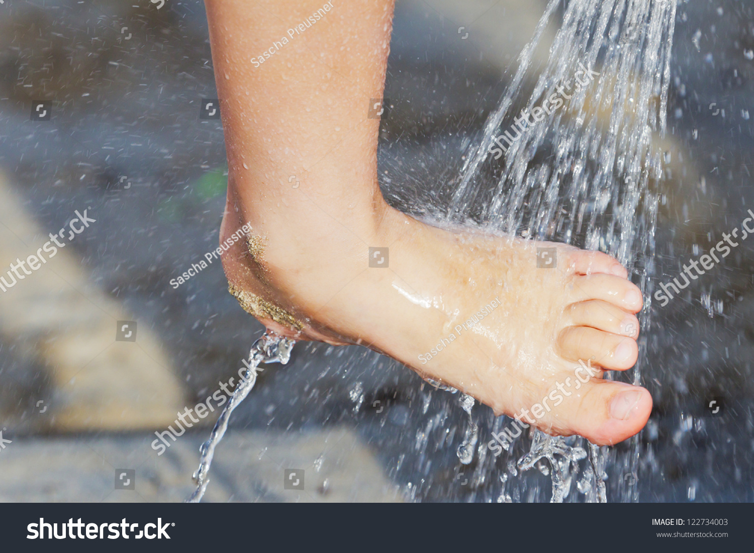 Мыть ноги холодной водой. Обливание ног холодной водой. Обливание стоп. Контрастное обливание ног. Обливание ног закаливание.
