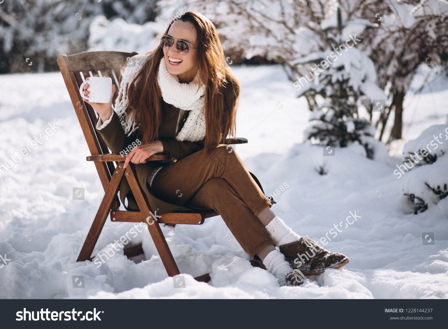 Девушка на стуле фотосессия зимняя