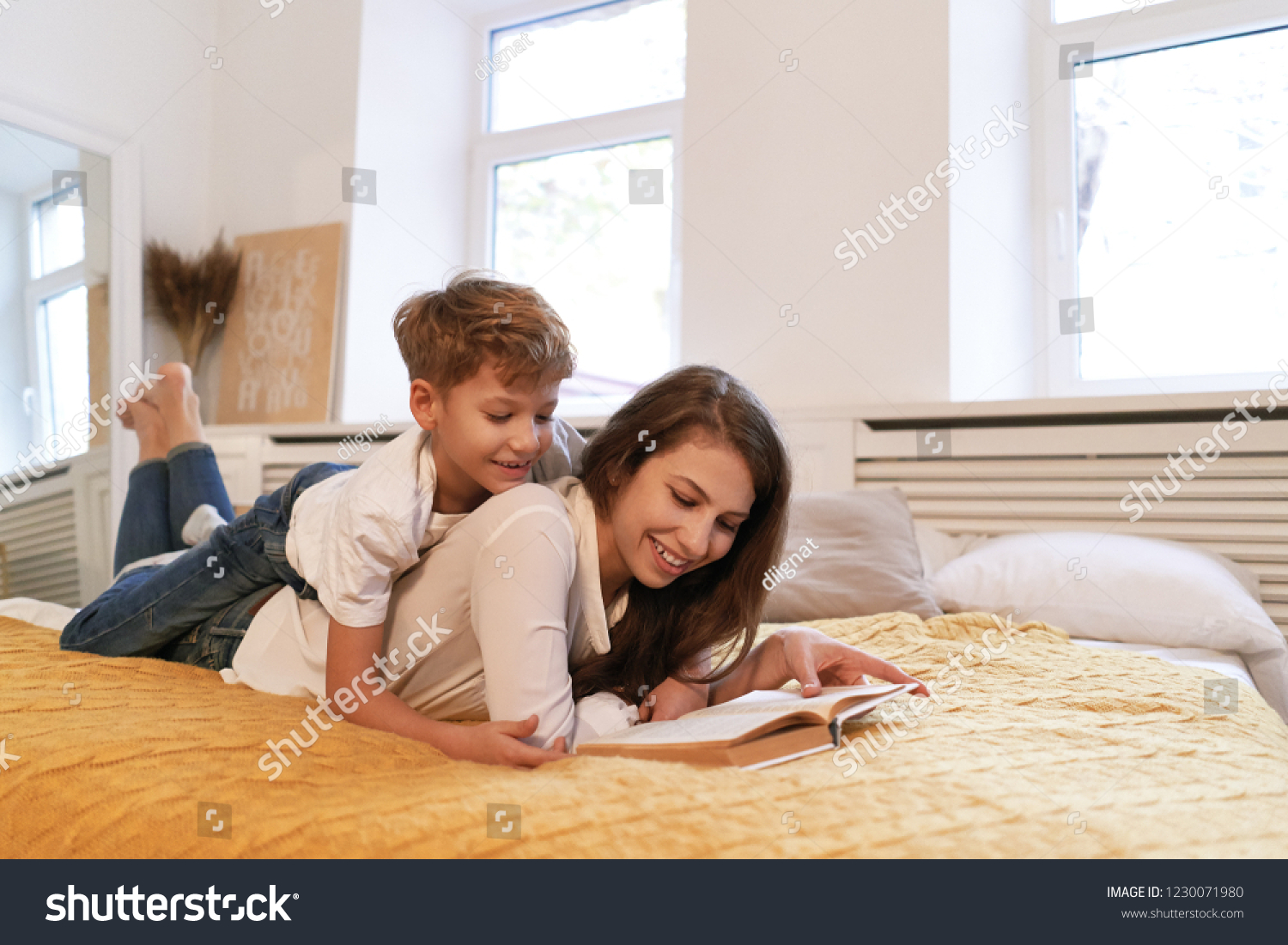 мальчик с мамой в кровати