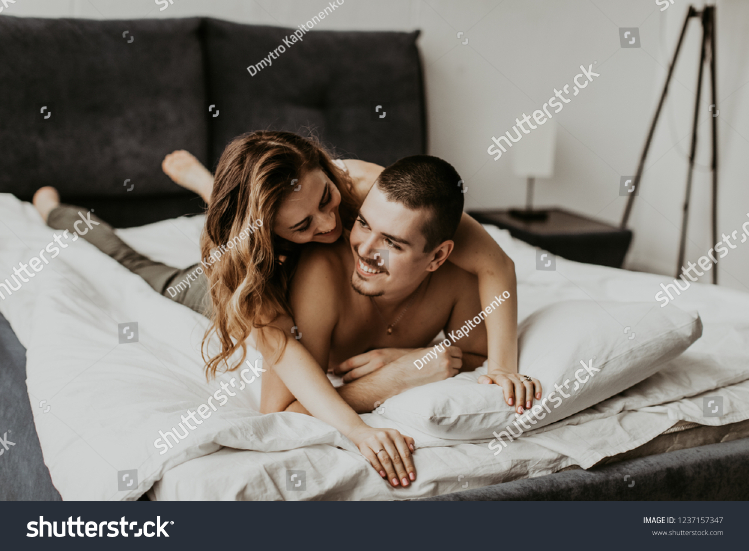 Girls Kising In Bed
