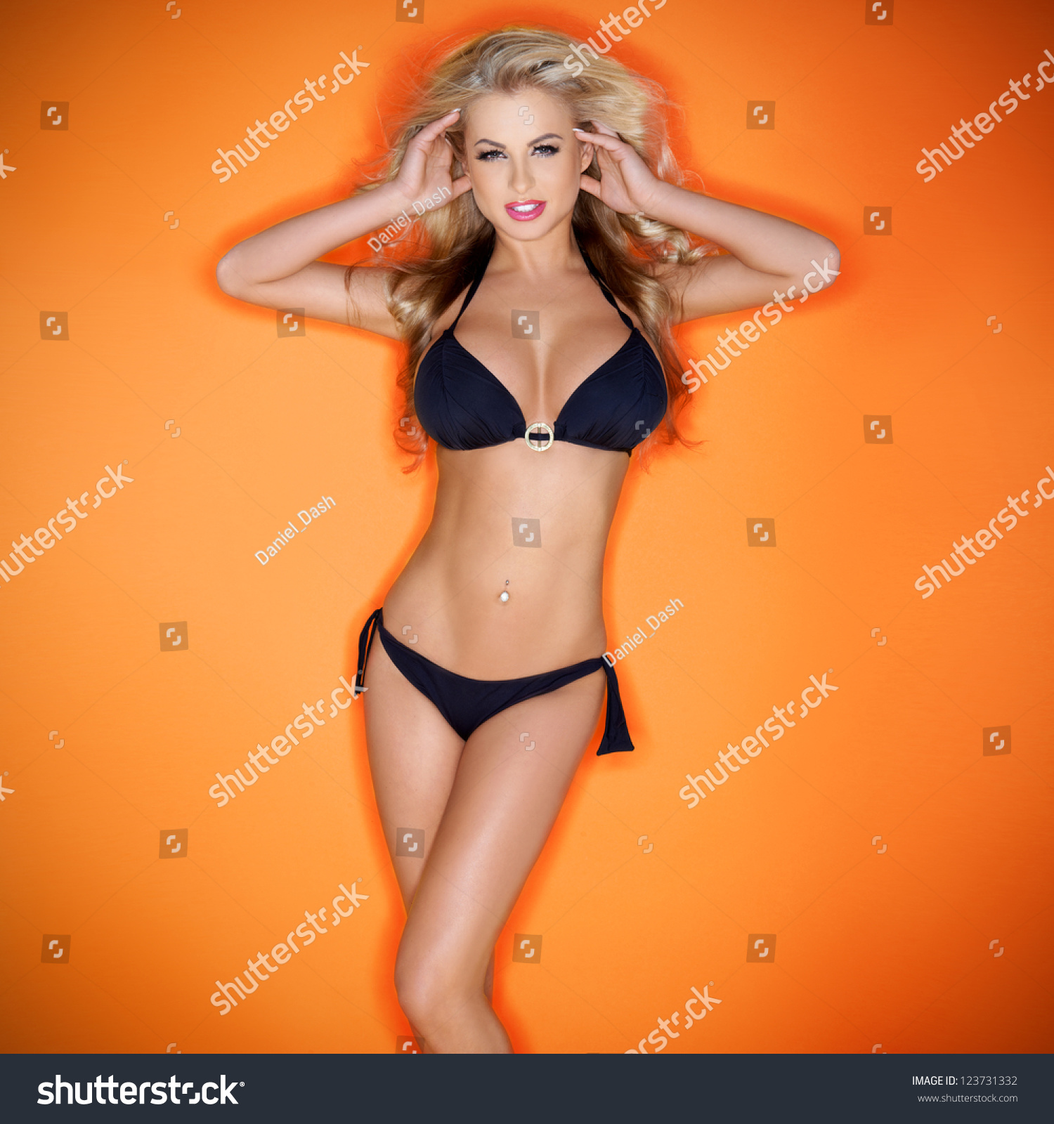 Schöne Kurvige Blondine Mit Großen Brüsten Stockfoto 123731332 Shutterstock 6665