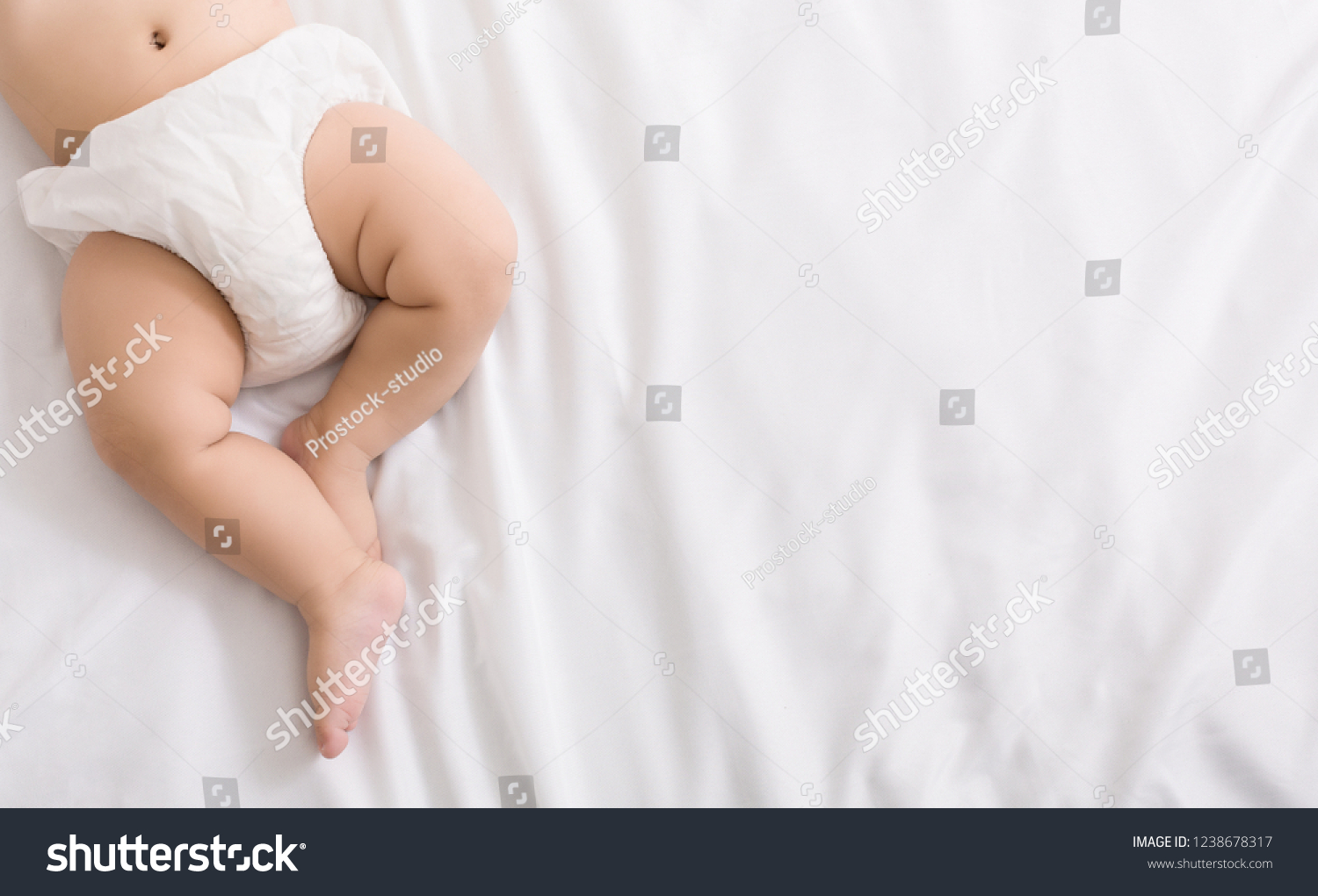 Bebê recém nascido barriga e pernas em Foto stock Shutterstock