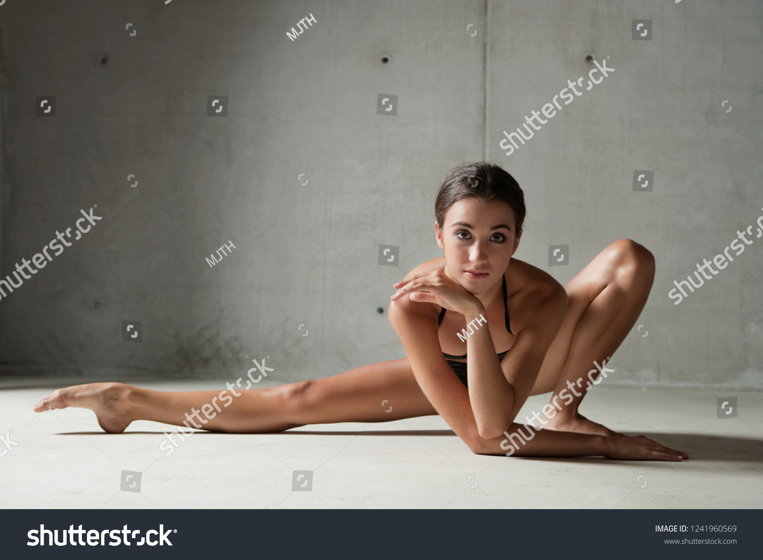 A cute girl Ballet-Dancer brought the Camera ню