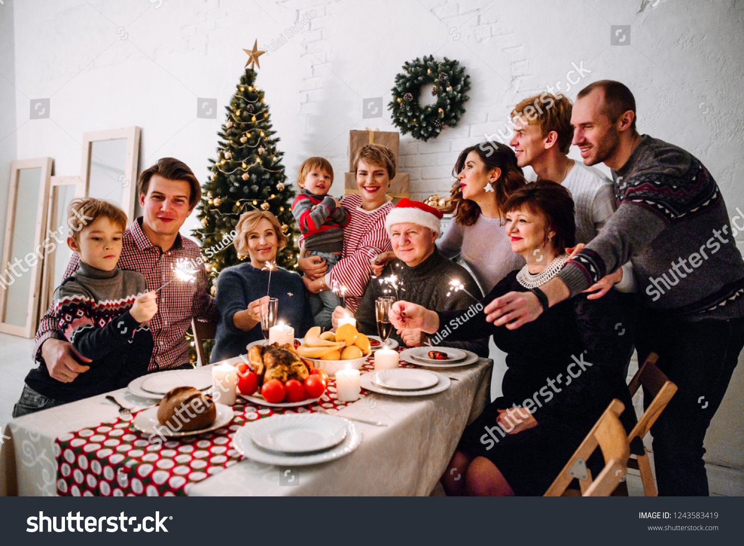 Большая семья за новогодним столом