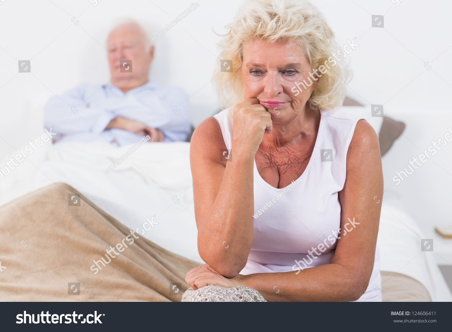 Пожилые женщины на кровати