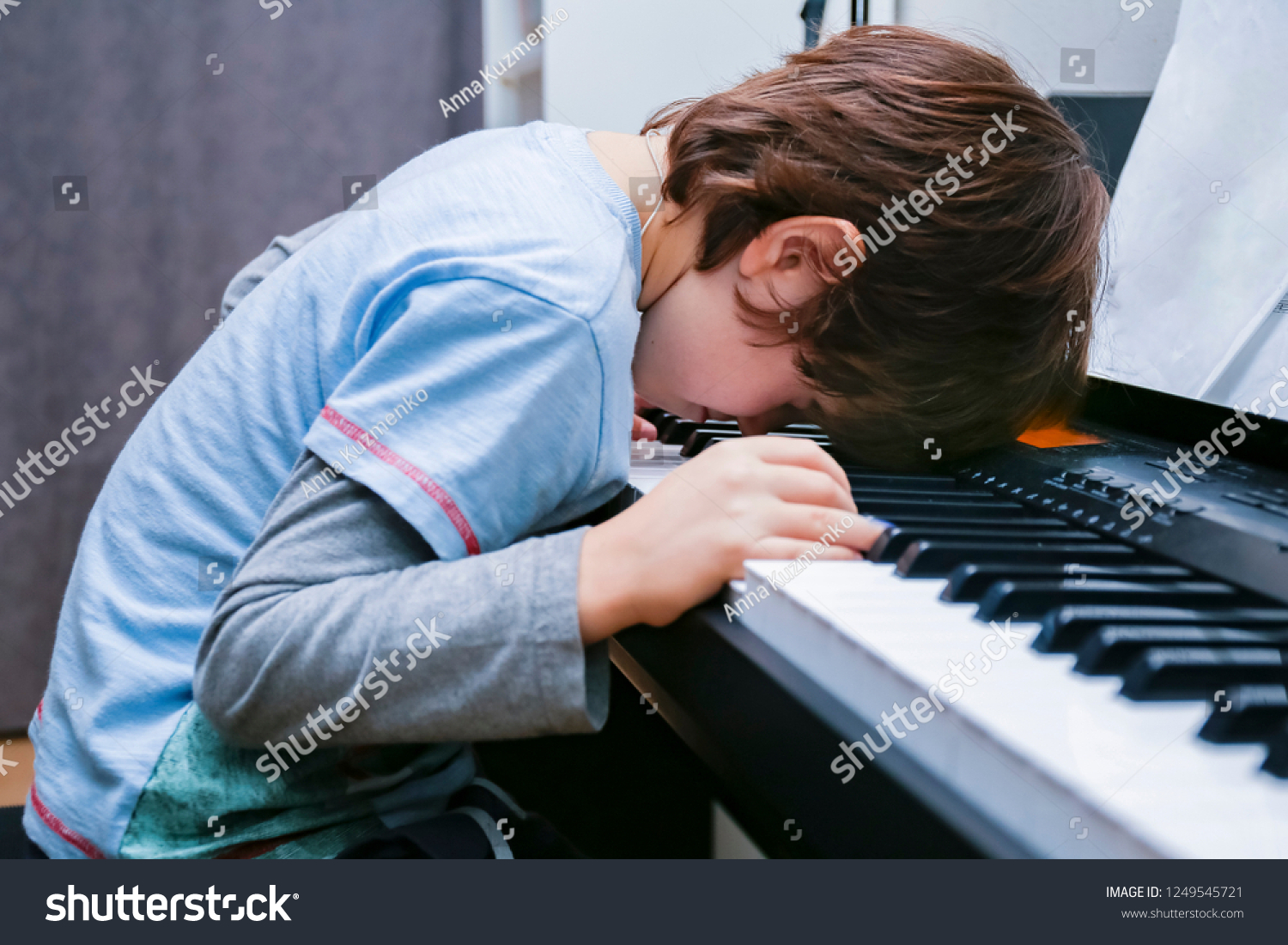 Музыка сиди качество. Подростки в музыкальной школе. Мальчик на рояле муз.школа. Уставший человек в музыкальной школе. Человек занимается музыкой.