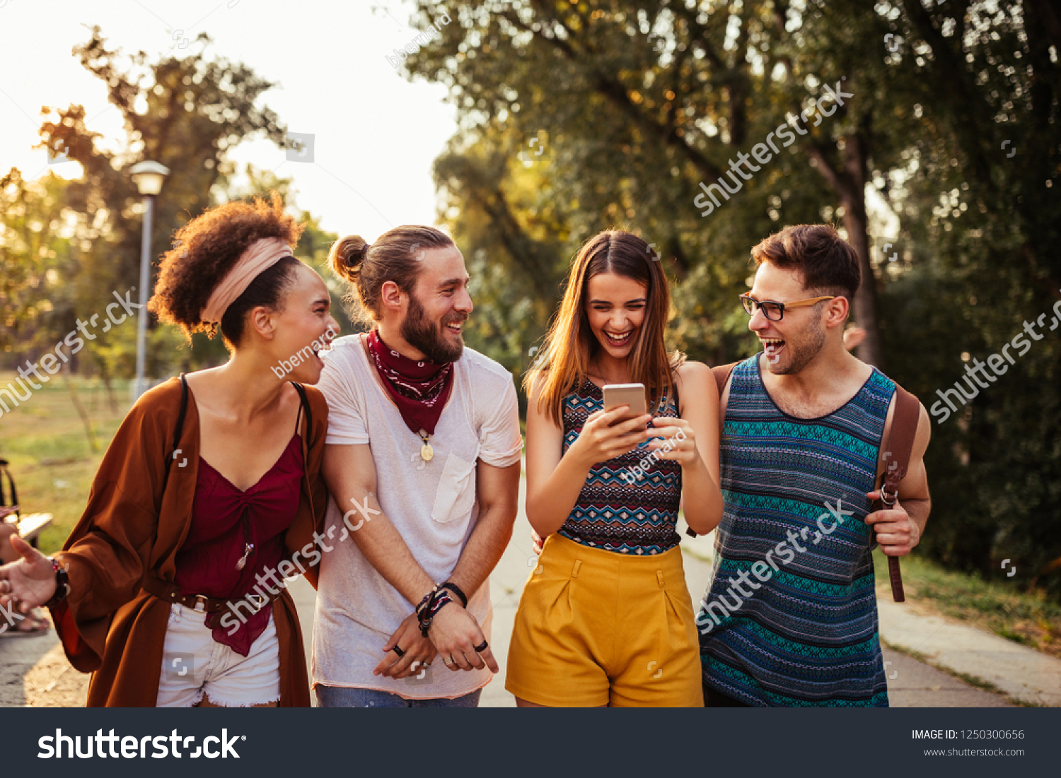 Aufnahmen Von Vier Fröhlichen Jungen Freunden Stockfoto 1250300656 Shutterstock 