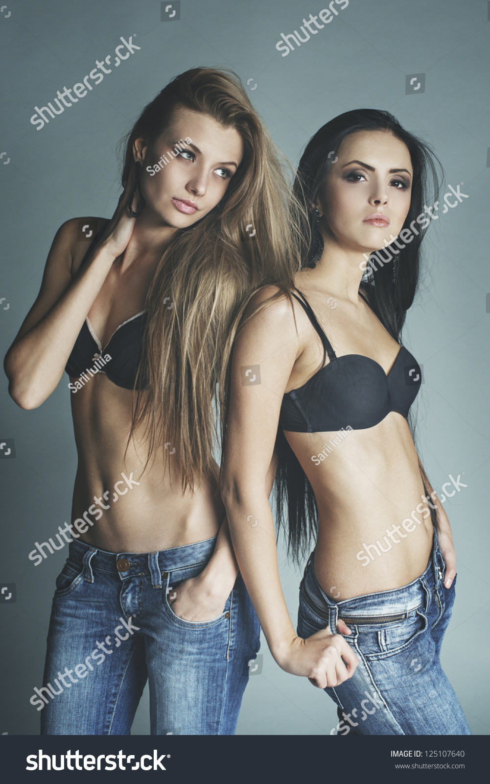 Fashion Shoot Two Girls Wearing Foto de stock 125107640 |