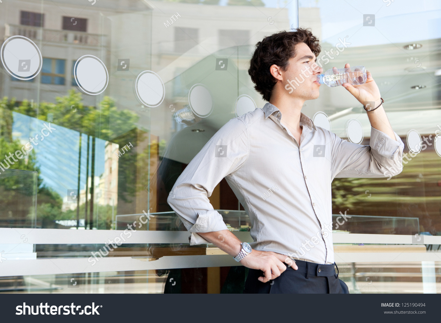 Питьевая вода для офиса. Вода в офисе. Мужчина в костюме пьет воду. Бизнесмен пьет воду. Вода для офис стильно.
