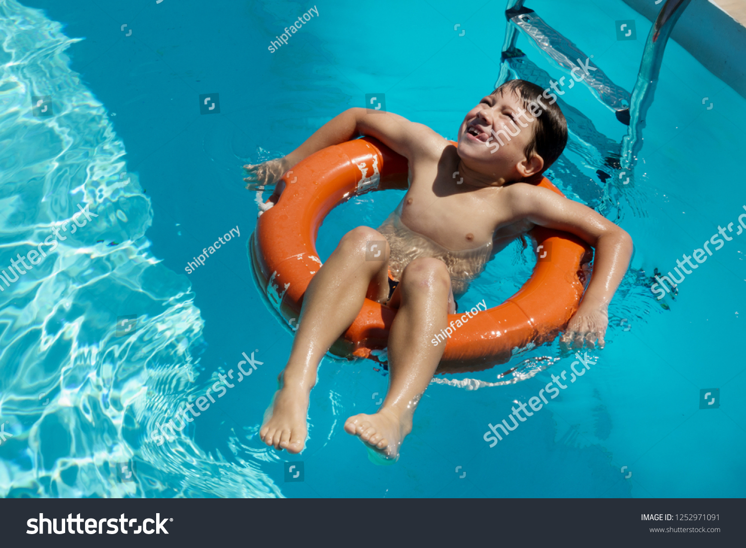 голые парни купаются в бассейне с девушками фото 118