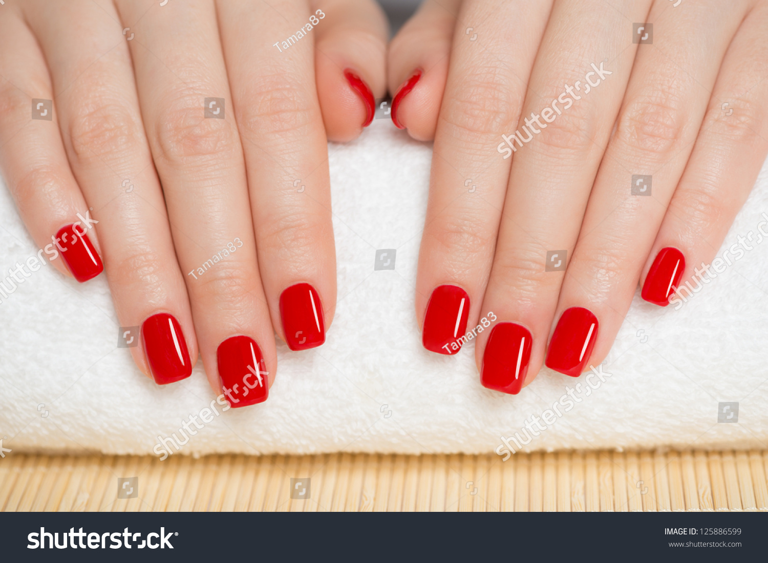 Красный маникюр на короткие ногти квадратной формы