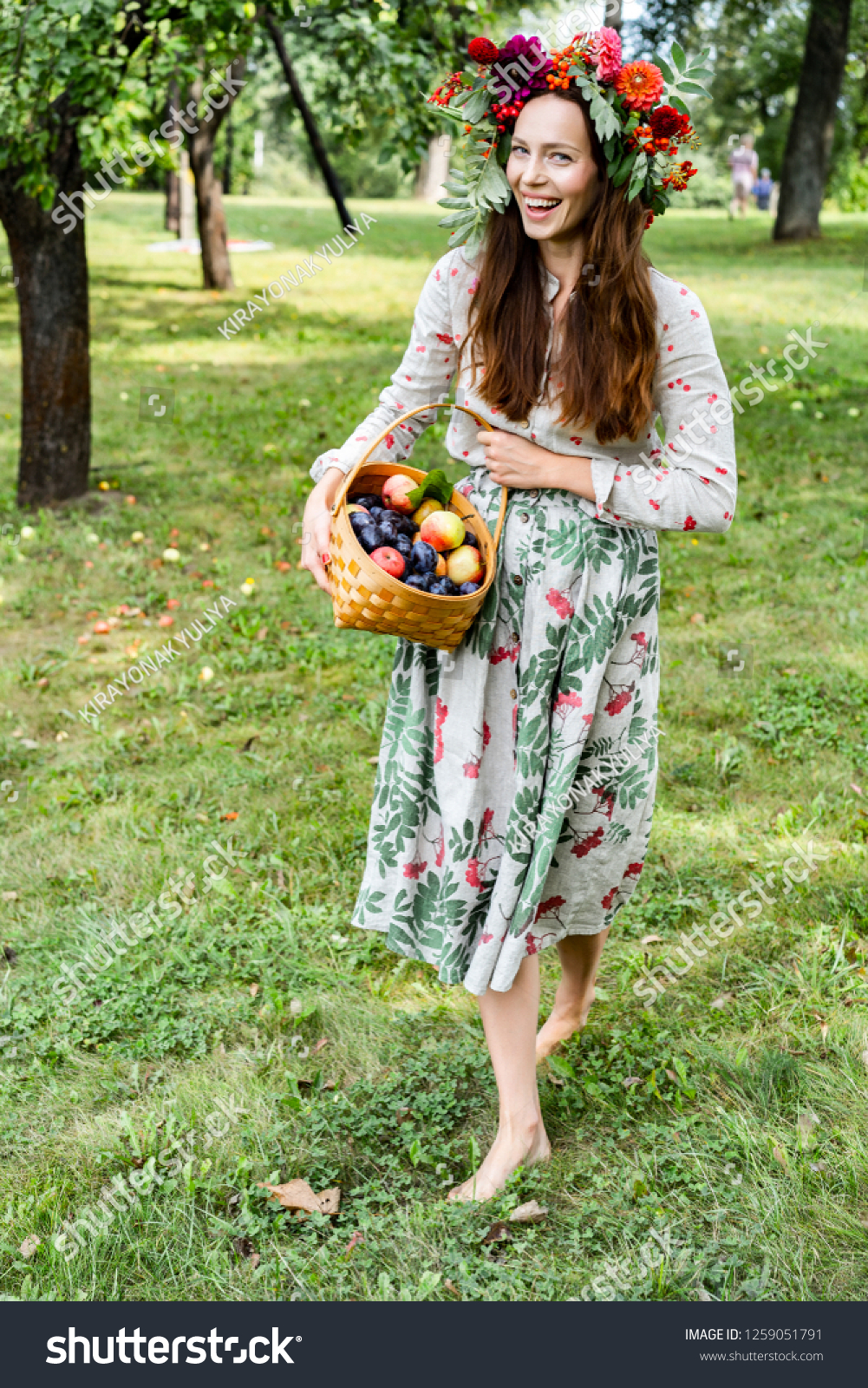 https://image.shutterstock.com/shutterstock/photos/1259051791/display_1500/stock-photo-young-woman-with-a-basket-of-fruits-plums-and-apples-1259051791.jpg