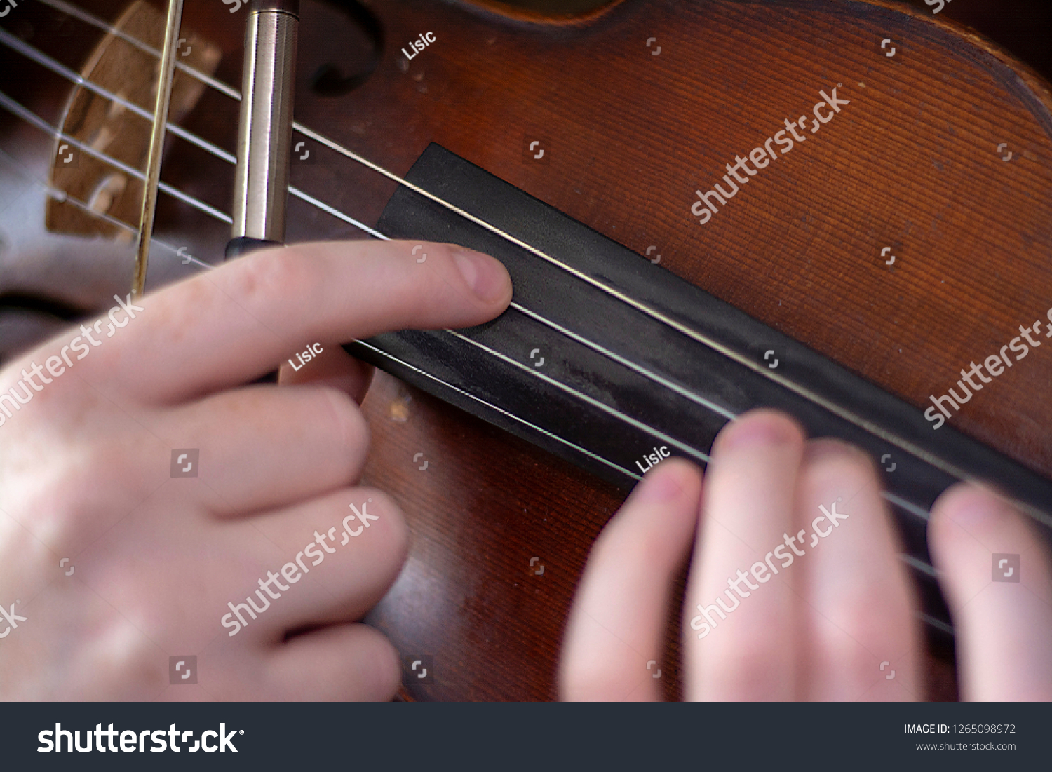 Violin Girl Playing Pizzicato On Violin写真素材1265098972 Shutterstock