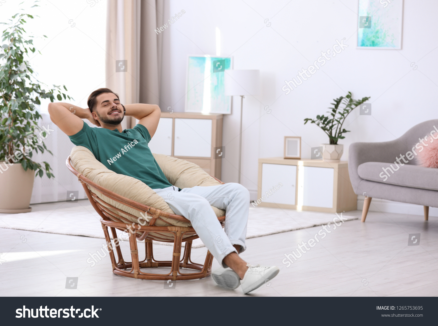 Человек сидящий на диване