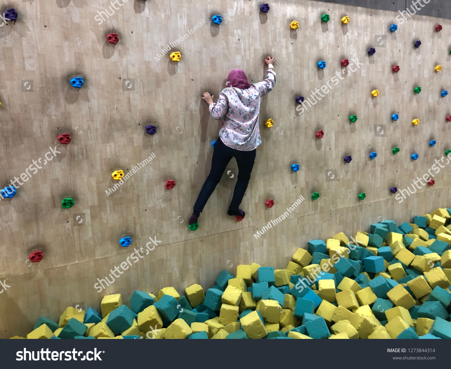 185 Muslim Woman Rock Climbing Images, Stock Photos & Vectors ...