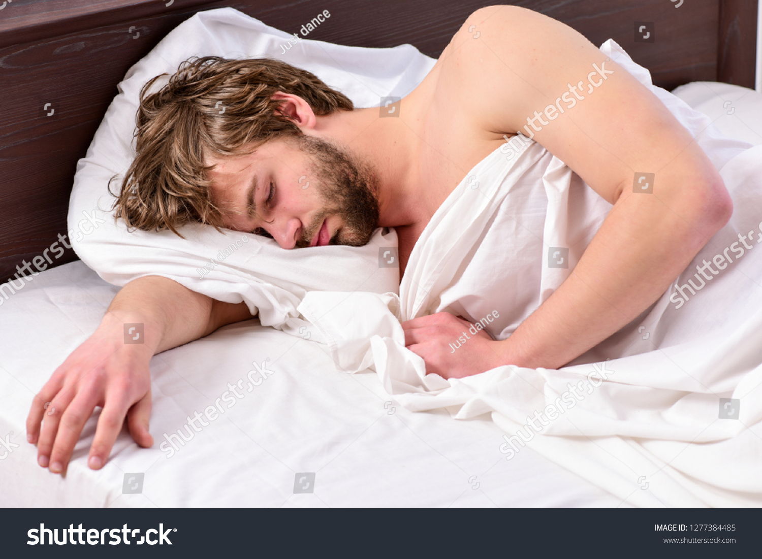 Лежачий человек на кровати