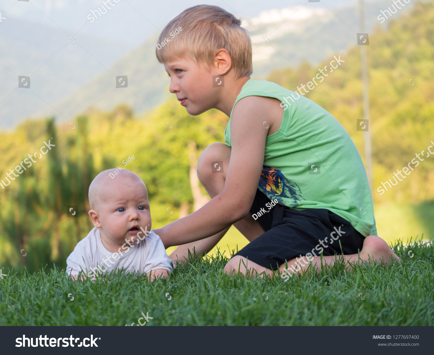 母親の足を持つ泣く赤ちゃん女の子は 屋外で 写真素材 Shutterstock
