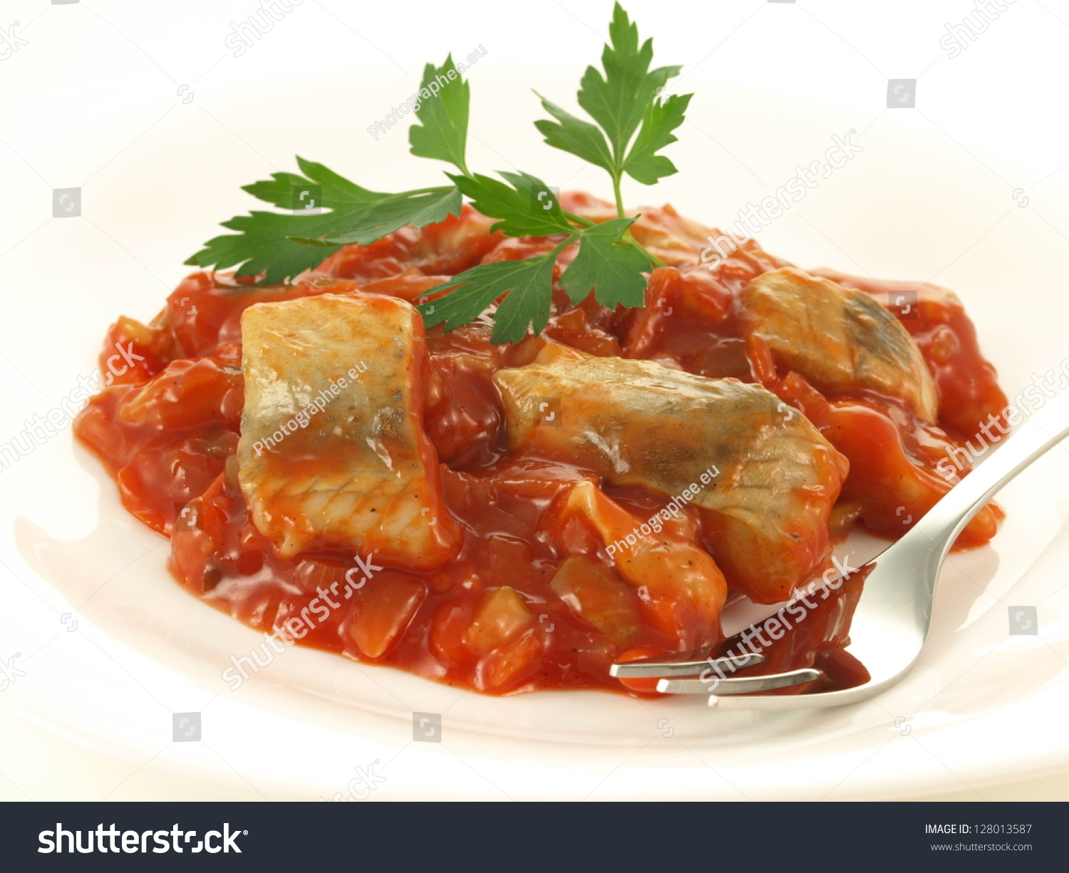 Минтай в томатном соусе с овощами