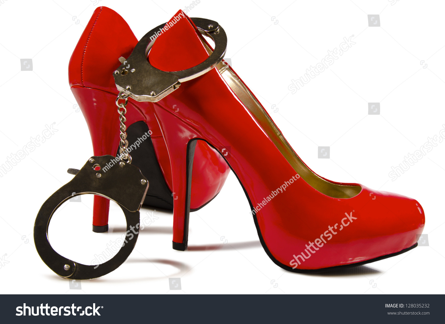 Handschellen und hohe Absätze Nahaufnahme auf Stockfoto Shutterstock