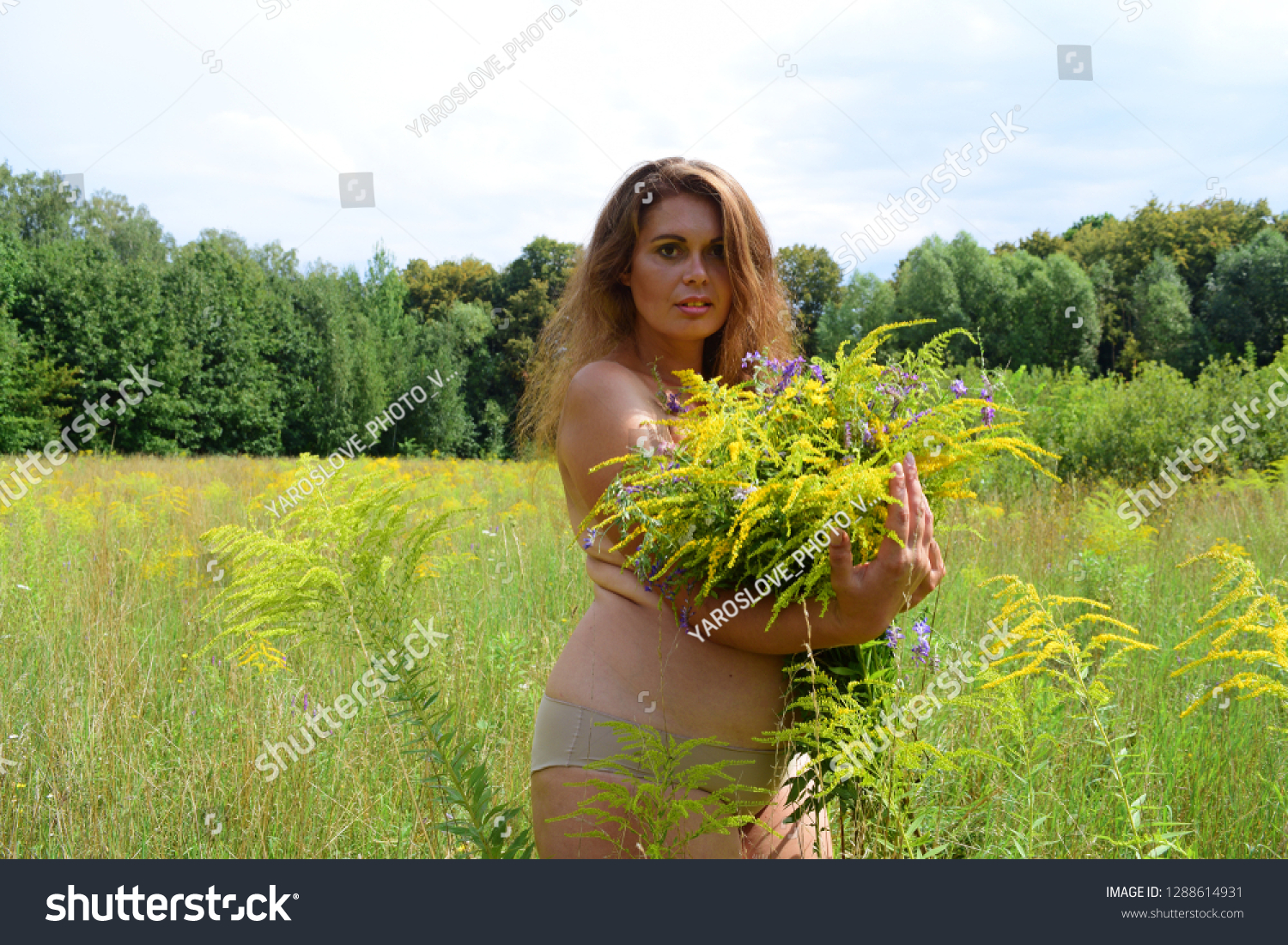 Naked Fat Woman Shorts Bouquet Flowers