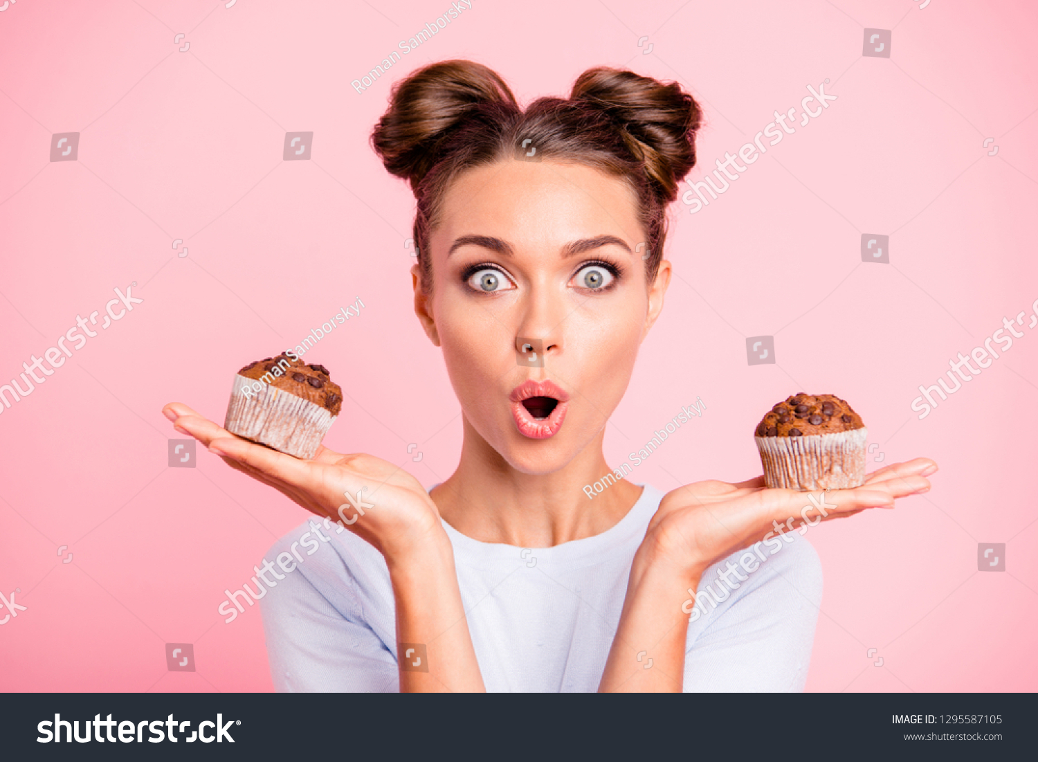 Держите в руках сладкое. Кушать сладости. Женщина и сладости. Девушка ест сладкое. Фотосессия со сладостями.