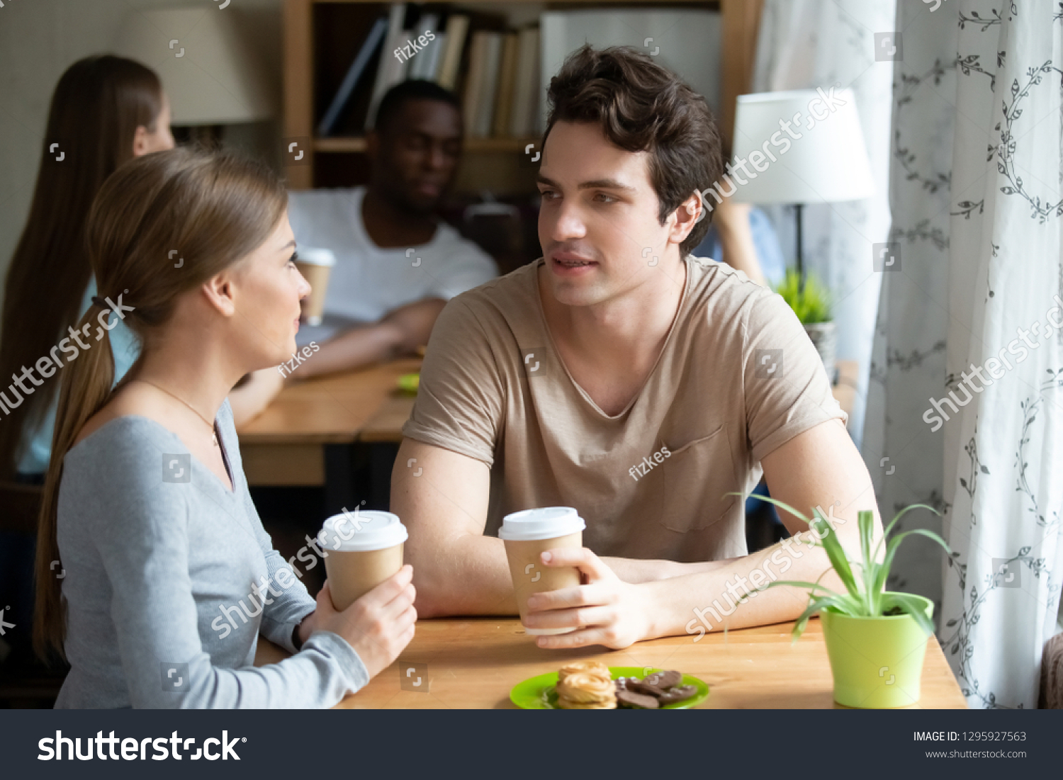 Случайная встреча за чашкой кофе. Кофейня вместе. Describe Coffeehouse and people. A guy and three girls are sitting in a Cafe. Steven and Julia meet in the Cafe for a Date..