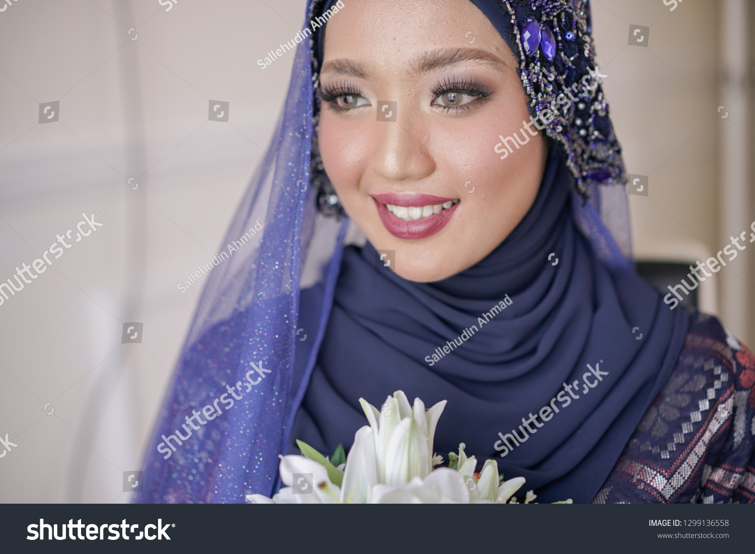 Gorgeous Beauty Young Malay Bride Wearing Stock Photo 1299136558 ...