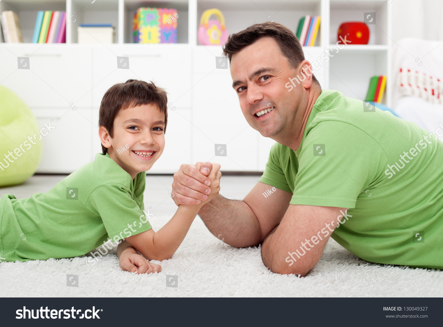 Мальчик и родители