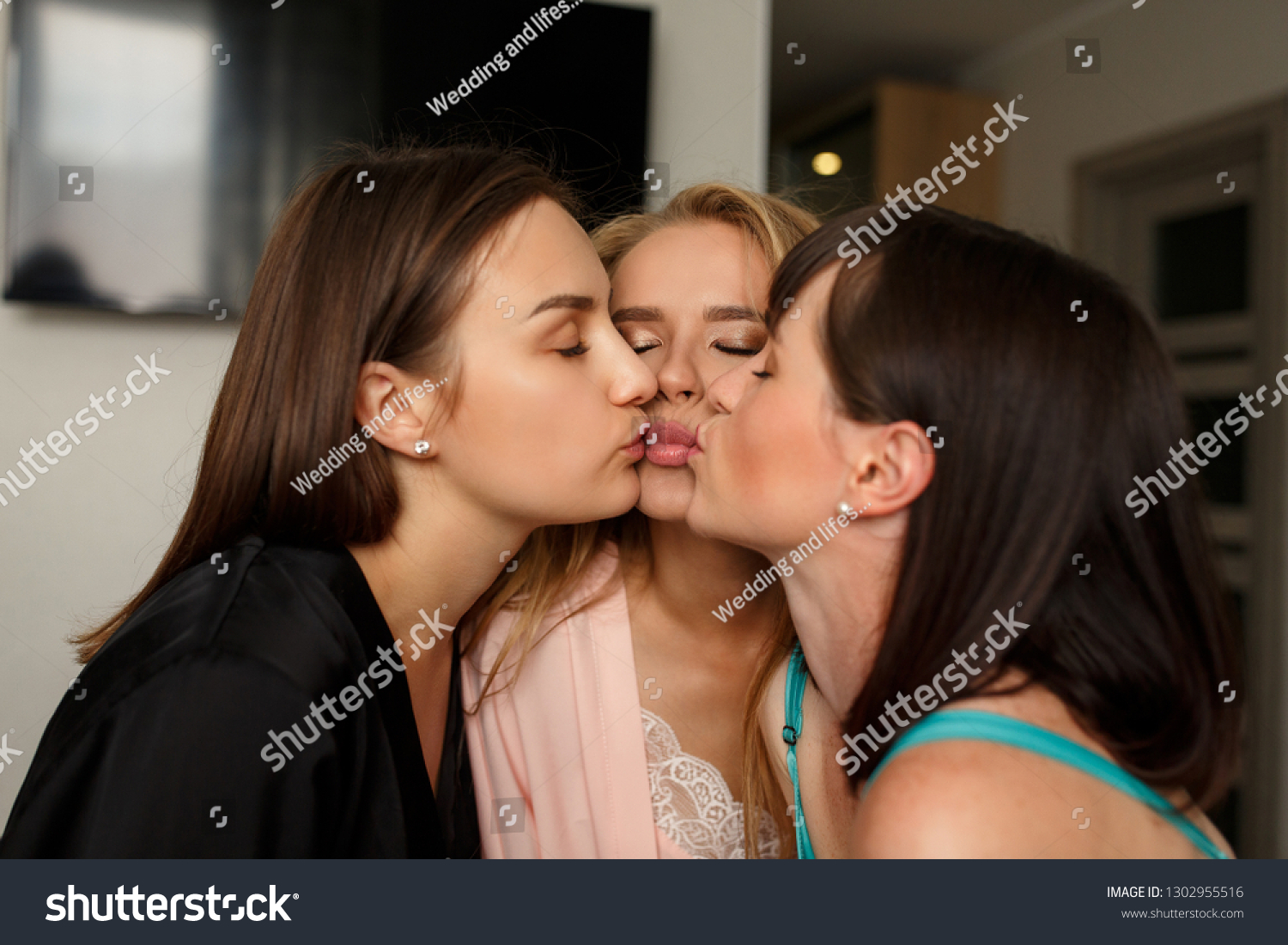 2 women making out